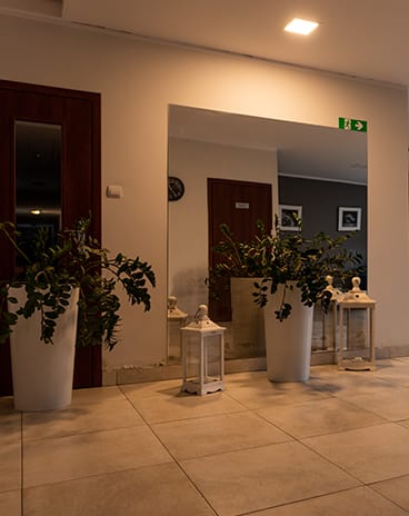 Korytarz hotelowy z latarniami