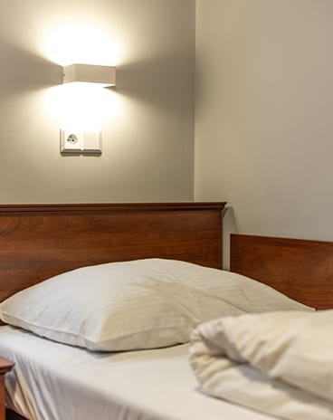 Łóżko w pokoju hotelowym